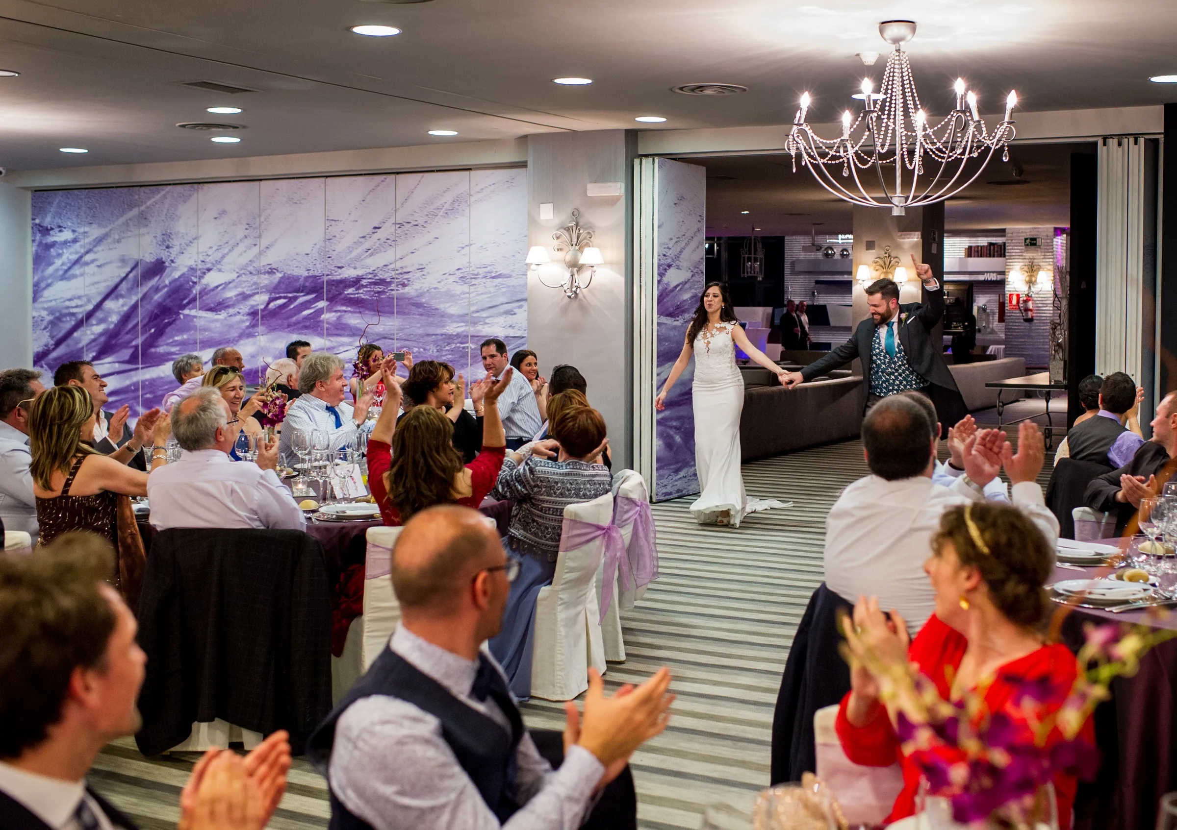 La novia baila en el salón del banquete mientras los invitados aplauden en Retamares Experience.