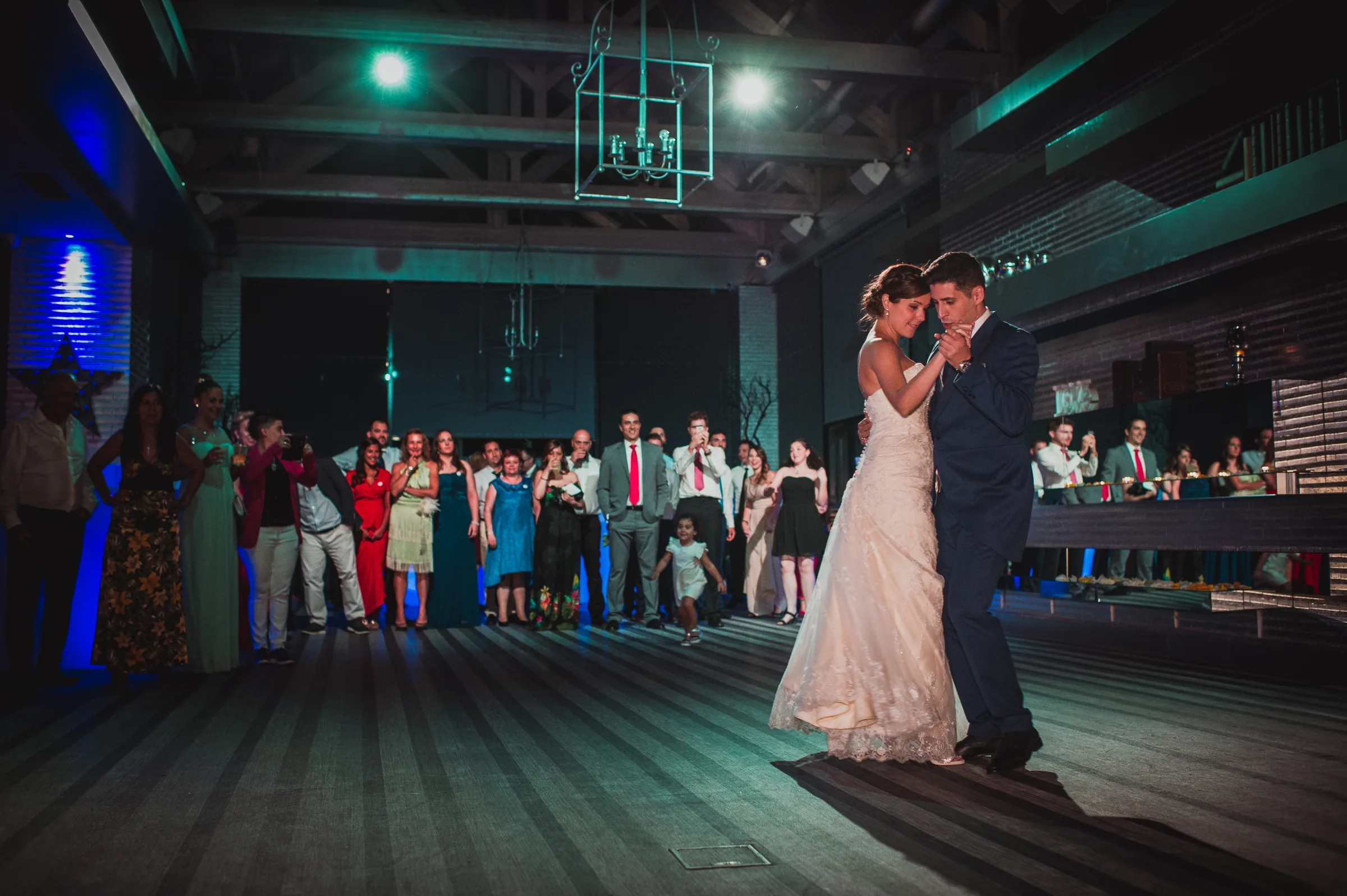 Primer baile de los novios en el salón con los invitados alrededor en Retamares Experience.