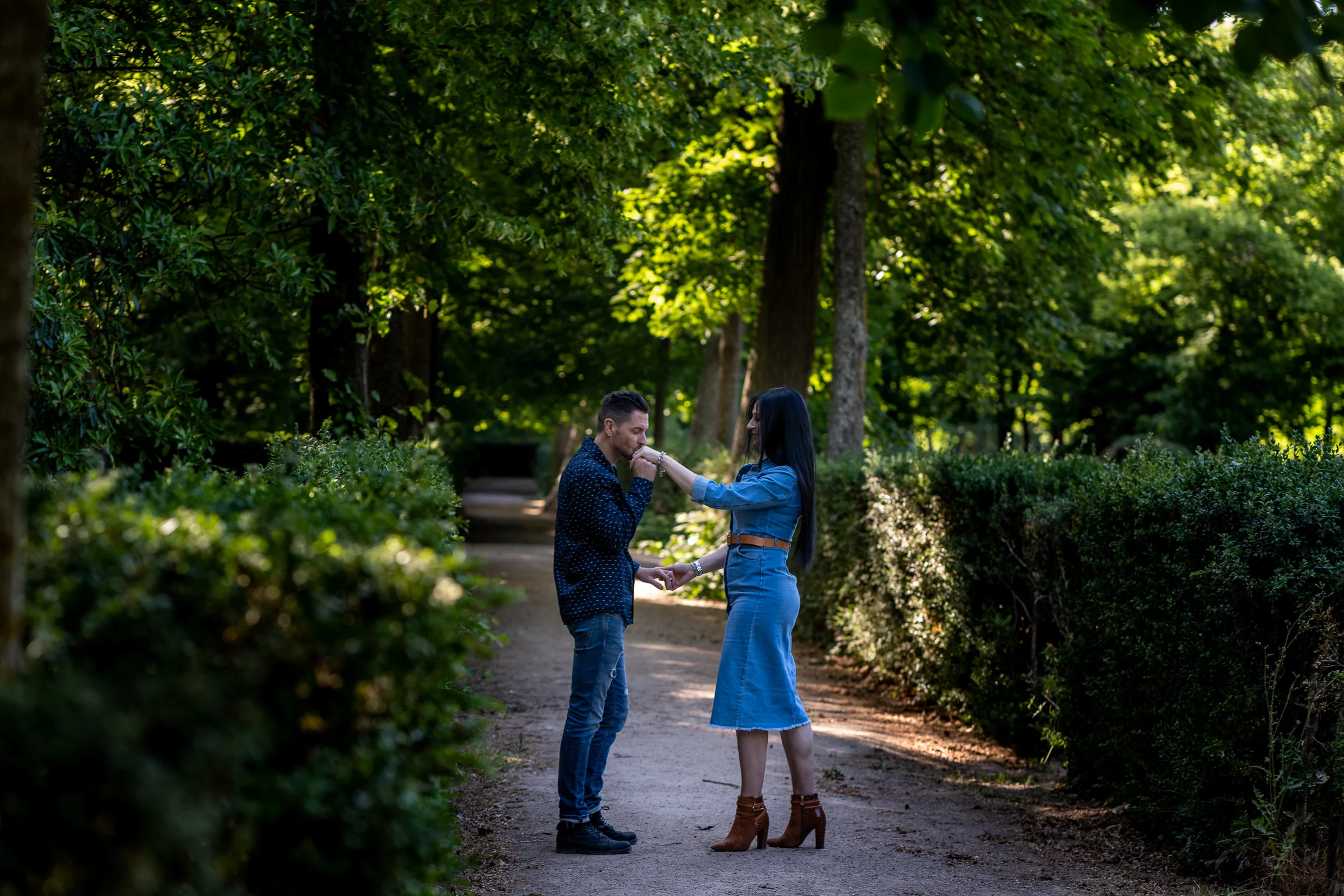 Sara y Edu comparten un gesto de baile y complicidad entre los setos de los jardines de Aranjuez.