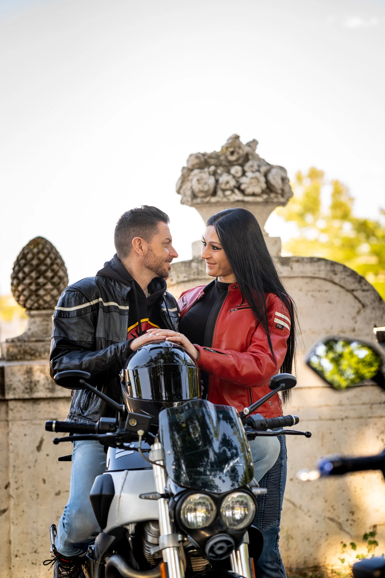Sara y Edu se besan sobre una moto durante la parte motera de su preboda en Aranjuez.
