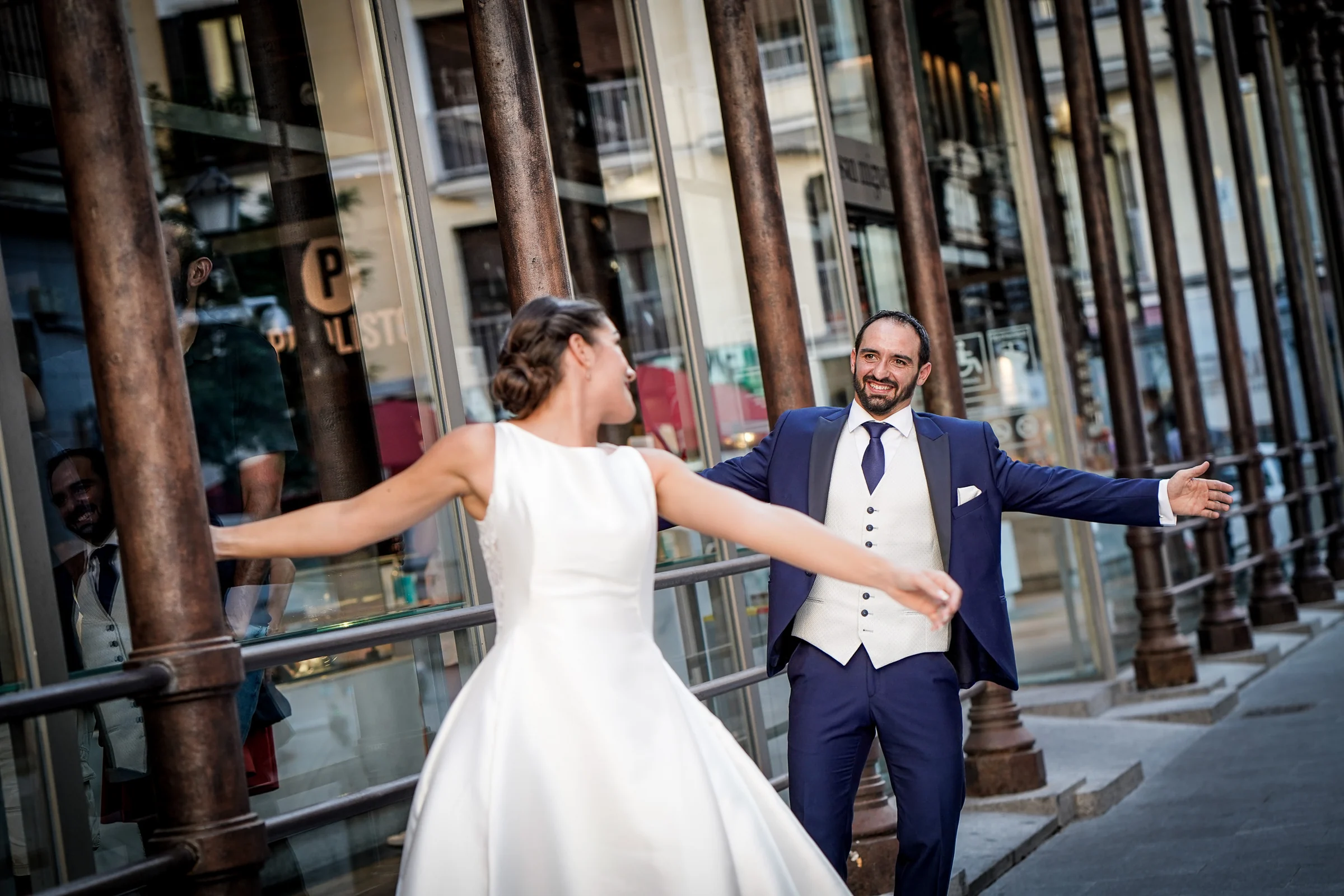 Sara y Edu bailan junto a la estructura de hierro del Mercado de San Miguel durante su postboda por el centro de Madrid.