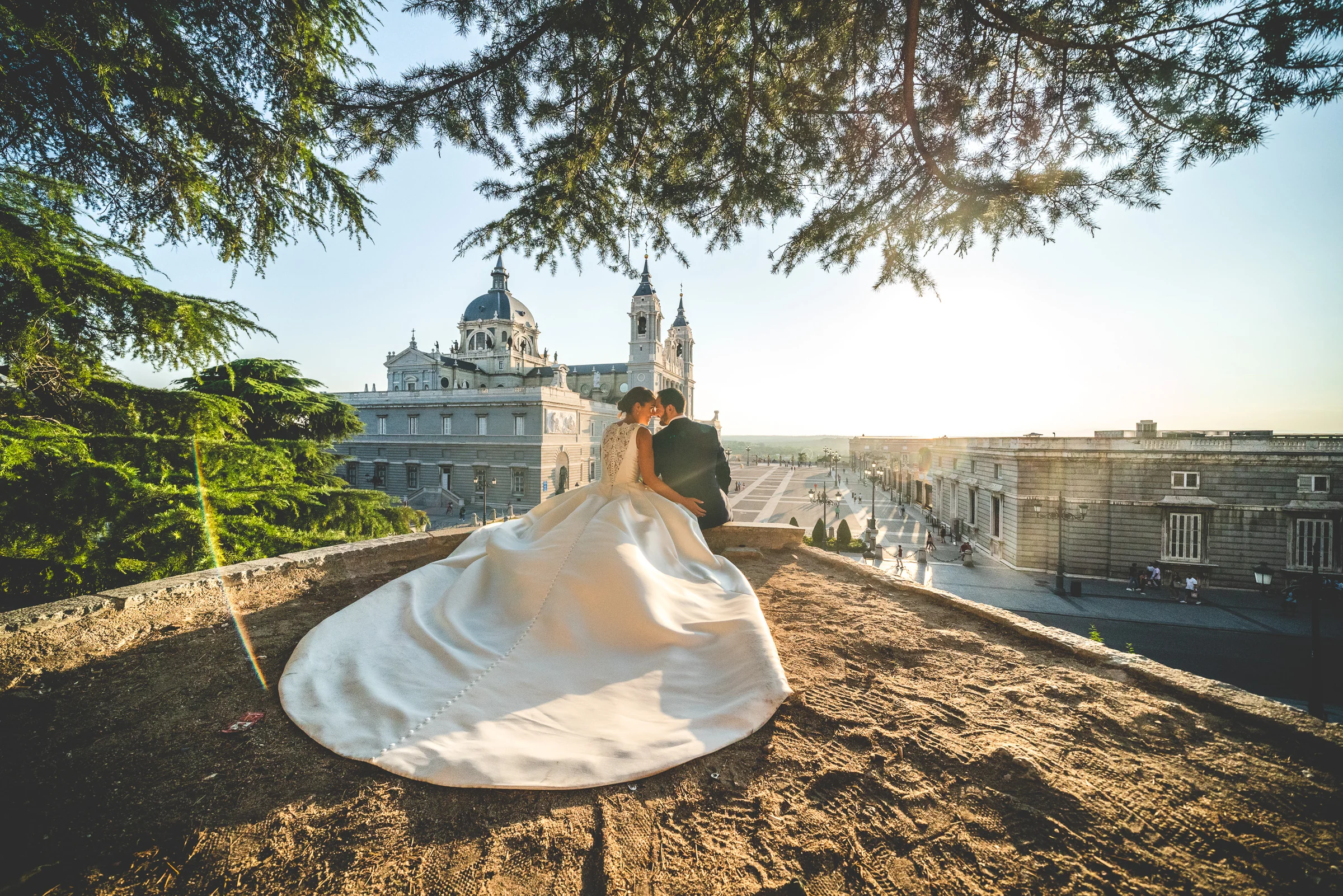 Sara despliega su vestido junto a Edu con la Catedral de la Almudena y el entorno del Palacio Real iluminados por el sol.