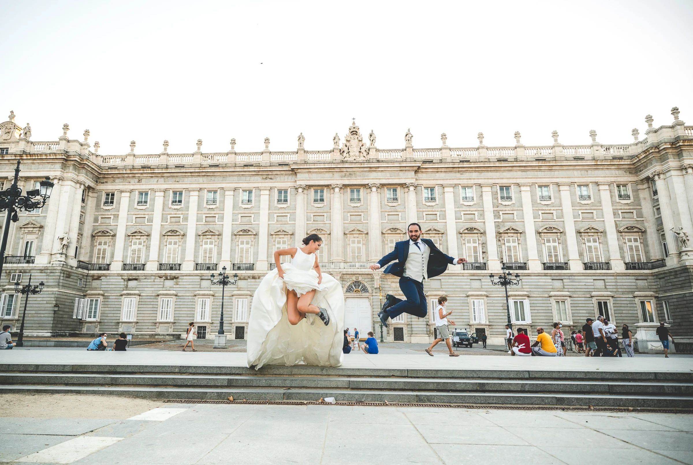 Sara y Edu saltan frente al Palacio Real durante una escena divertida de su postboda en Madrid.