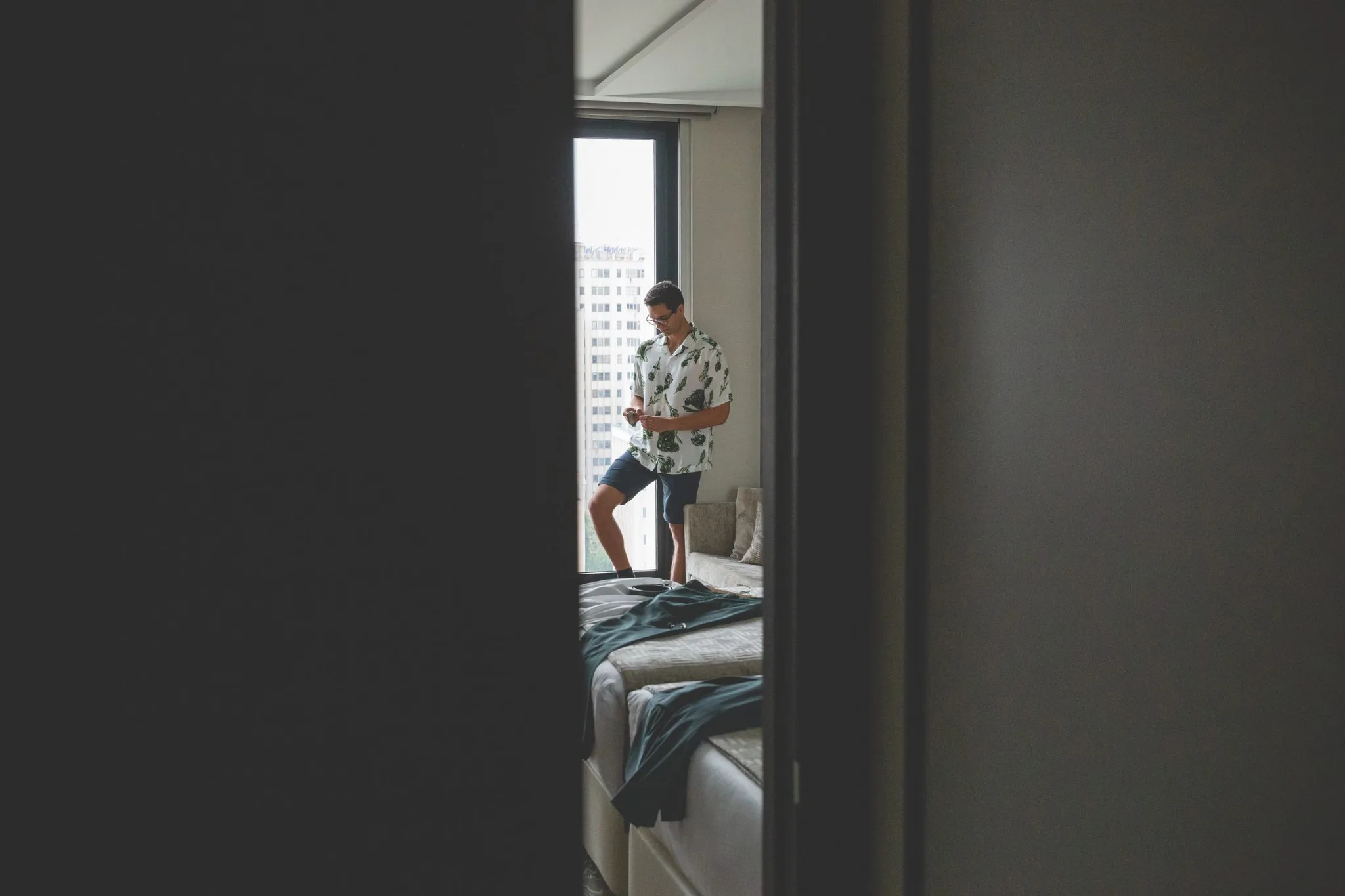 Novio preparandose junto a la ventana | Boda en Valquijancho Novio preparandose junto a la ventana durante una boda en Valquijancho.