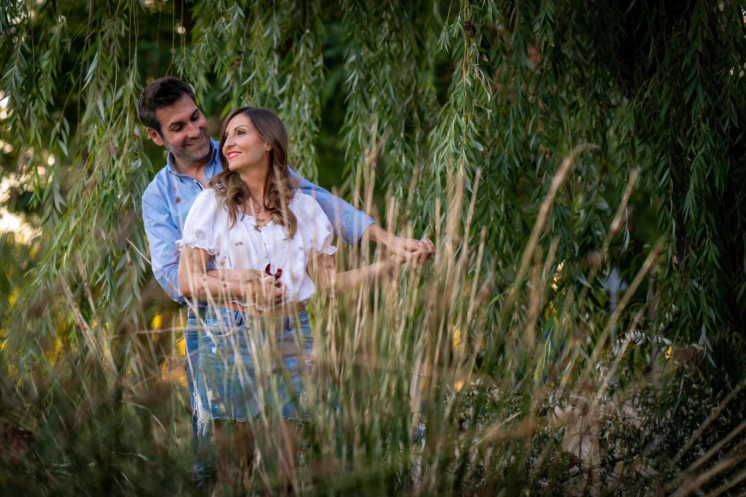Vanesa y Fran posan entre juncos y vegetación en su preboda en un parque de Madrid.