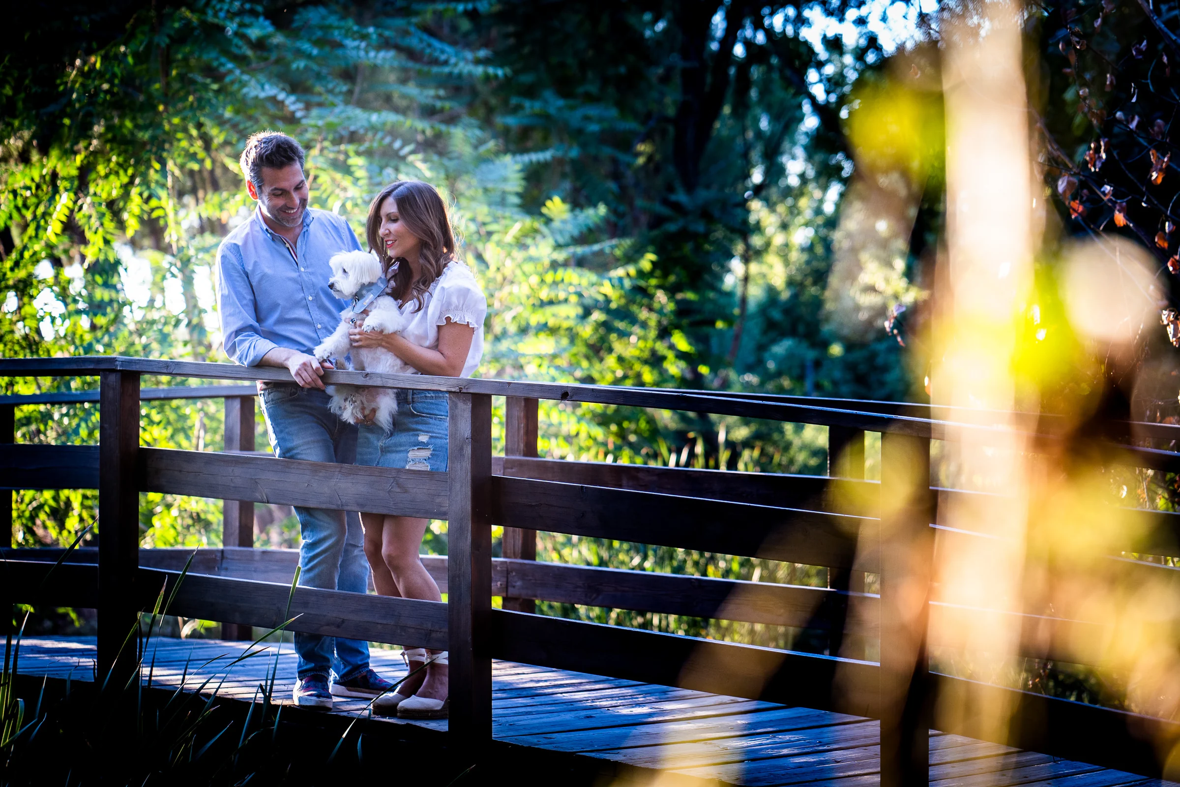 Vanesa y Fran posan en un puente de madera del parque durante su preboda en Madrid.