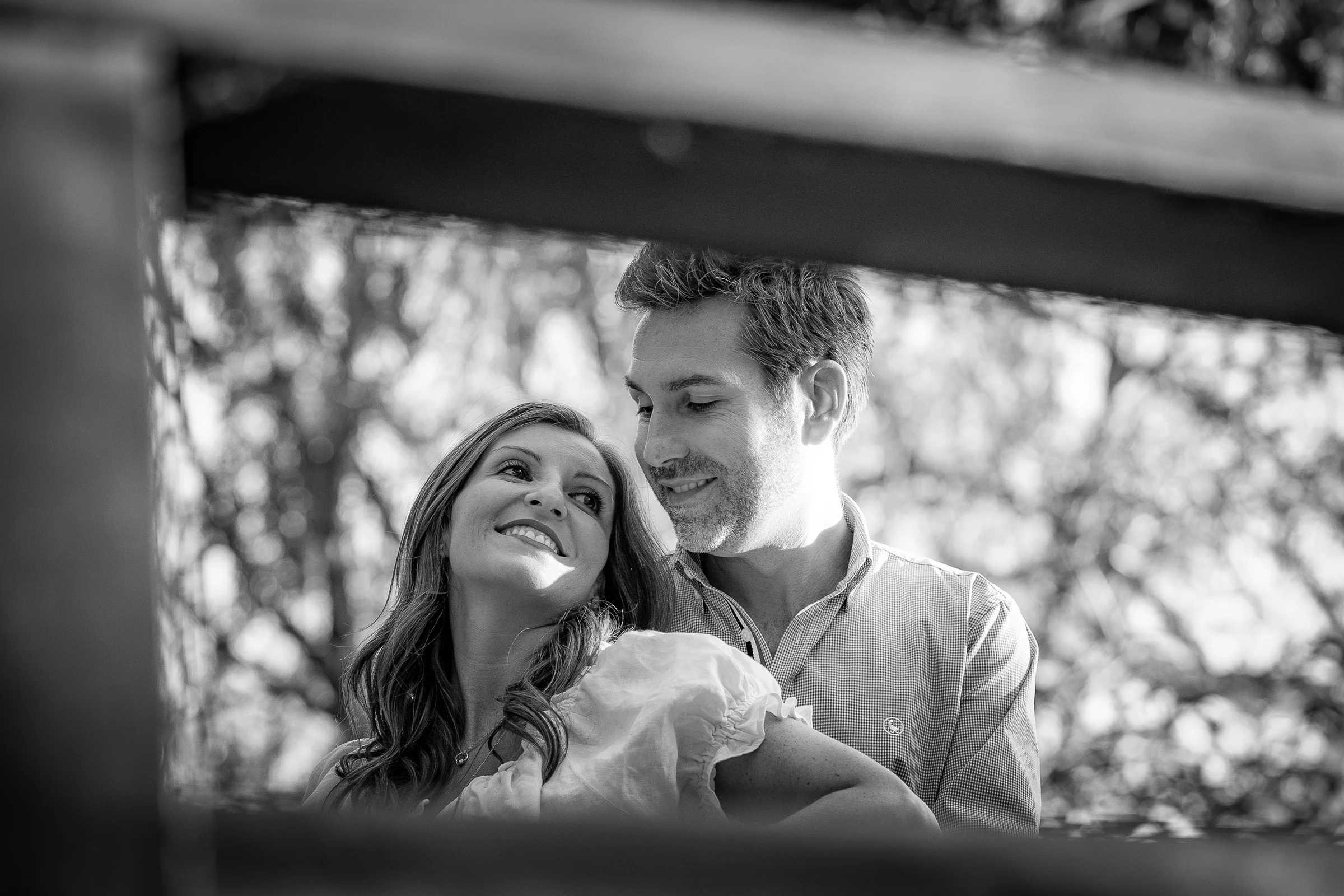 Retrato en blanco y negro de Vanesa y Fran sobre un puente de madera durante su preboda en Madrid.