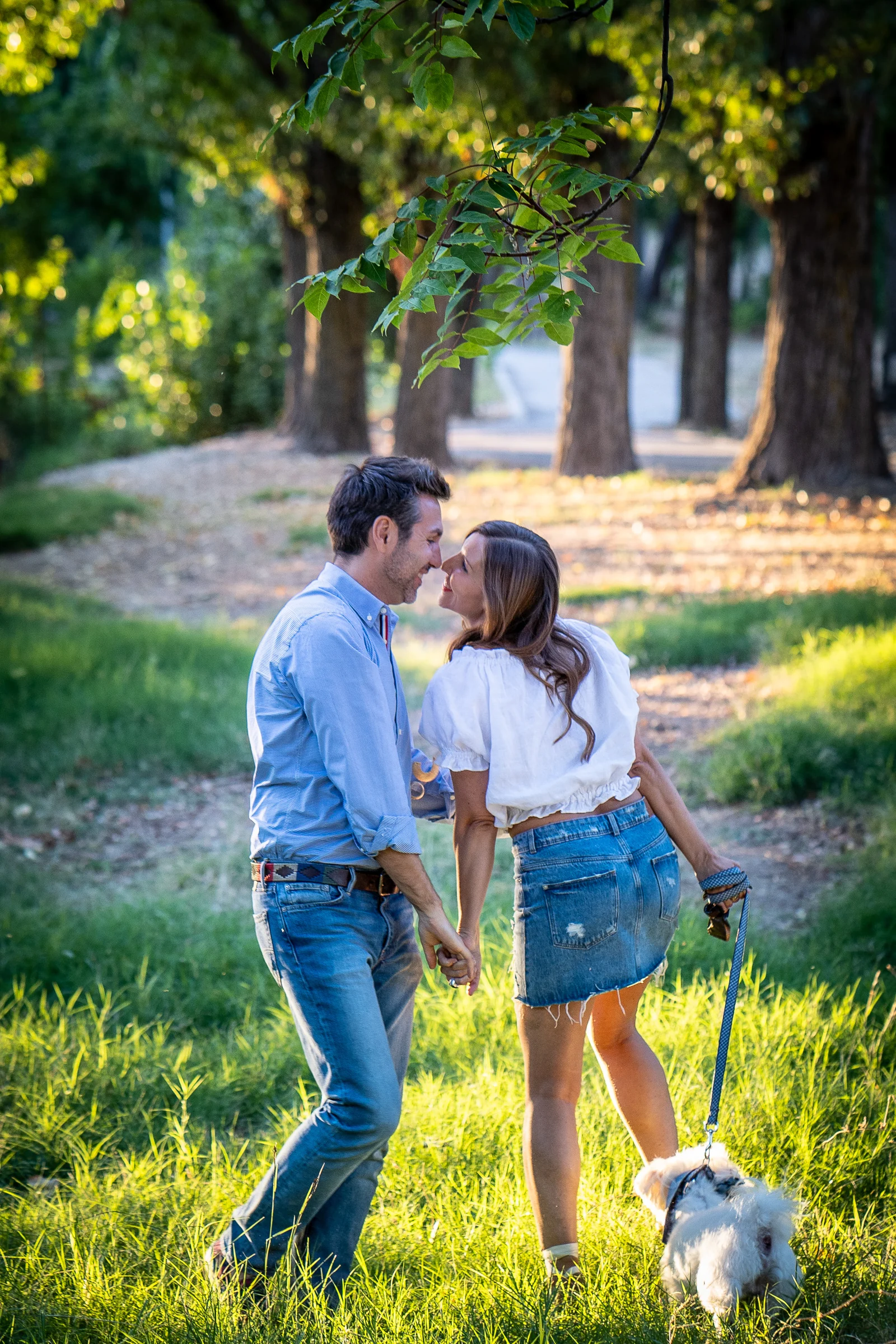 Vanesa y Fran se besan durante un paseo por el parque en su preboda en Madrid.